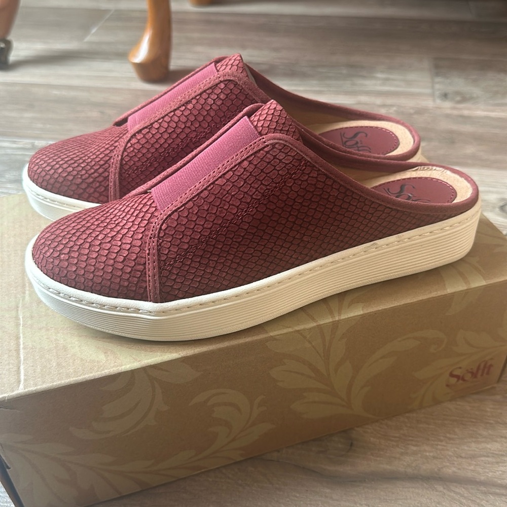 NEW in box Sofft Women’s Slip on Shoe, Beekon
Brick color size 7 or 38